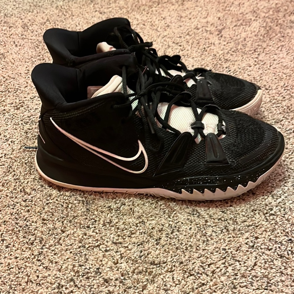 Kyrie 7 black white